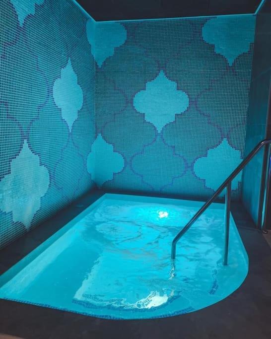 Luxury Sunrise Beach And Oceanview Room With Balcony ジブラルタル エクステリア 写真